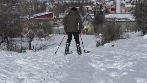 Mann-Skifahren-Im-Dorf