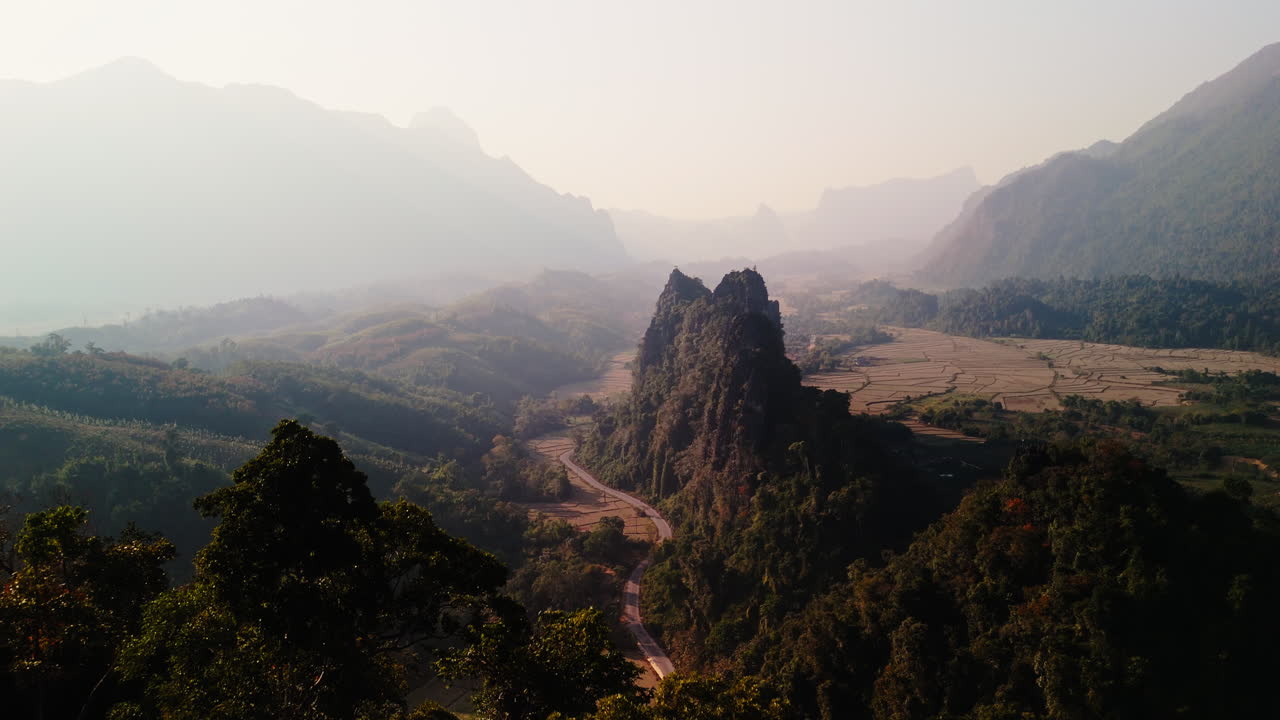 Vista aerea di una valle con montagne e risaie