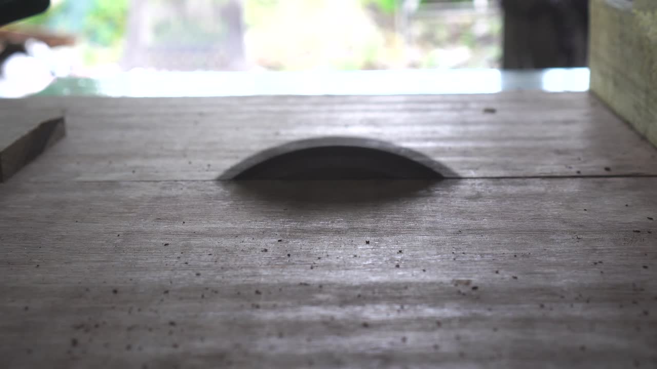 목공의 가게에서 cnc 드릴은 나무판에 글자를 고 sinus, 클로즈업 영상을 만니다.