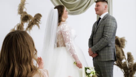 Person-clapping-to-the-wedding-couple