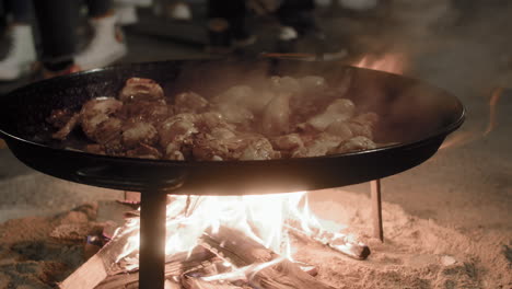 festival de fallas en valencia - patas de pollo chisporroteantes en una gran paella