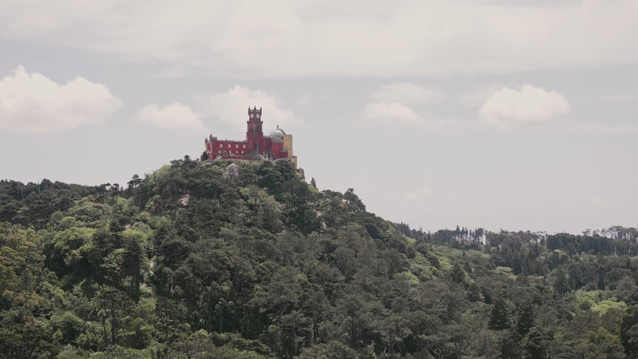 el emblemático palacio de pena en la cima de la montaña forestal en portugal, vista de mano