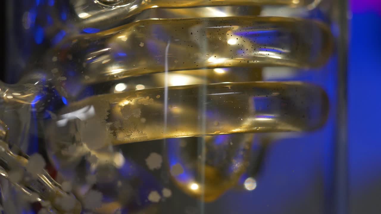 Primo piano di un'apparecchiatura da laboratorio a spirale in vetro