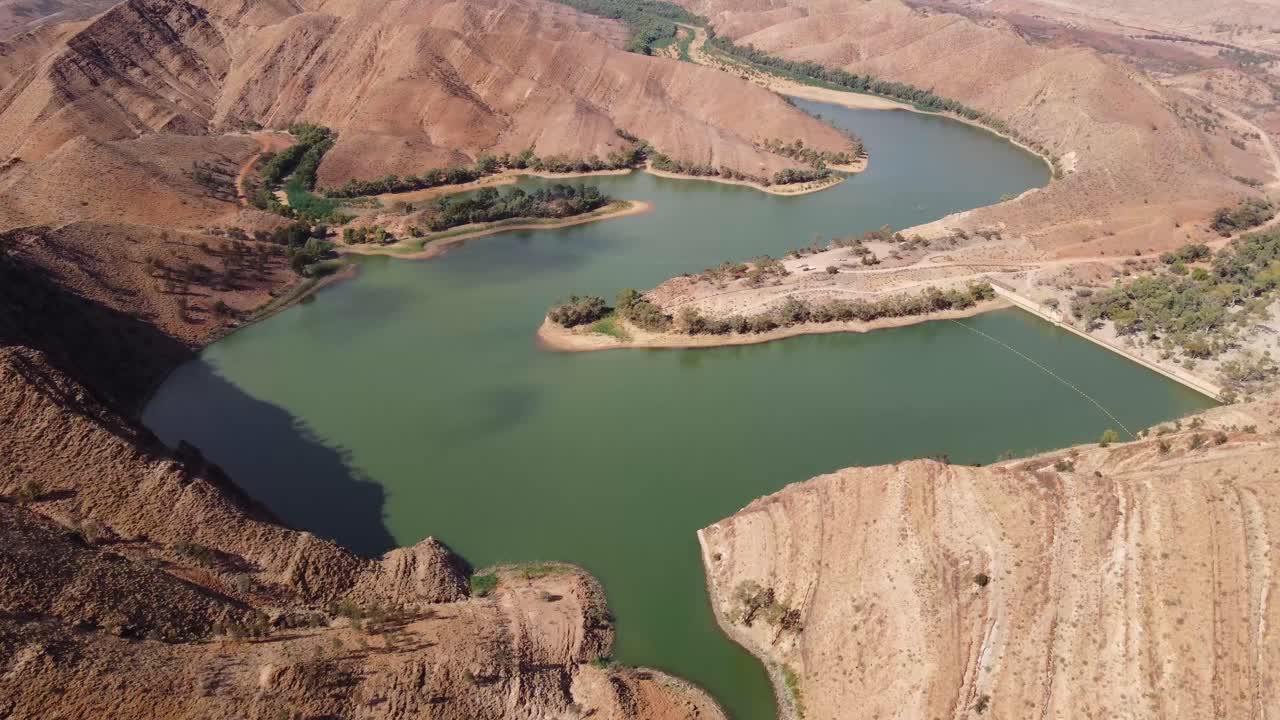 imágenes de drones volando hacia la presa de aroona cerca de leigh creek en el sur de australia