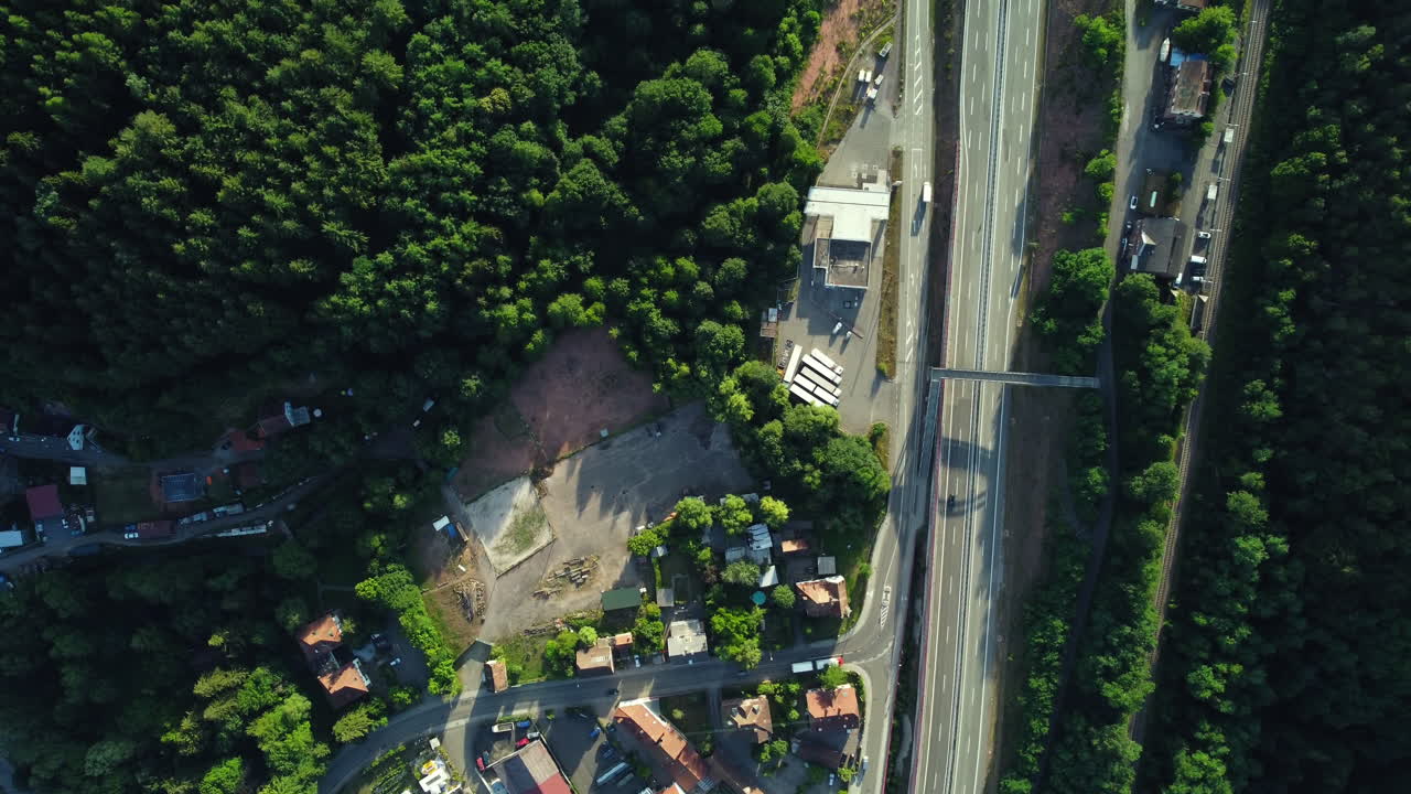 Vista aerea di un incrocio tra autostrada e città con foresta