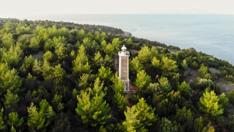 Lighthouse-Of-Fiskardo-At-The-Coast-In-Fiskardo-Village-On-The-Ionian-Island-Of-Kefalonia,-Greece