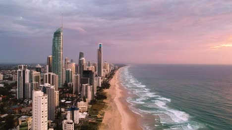 Vista-Aérea-De-Aviones-No-Tripulados-De-La-Costa-Dorada-En-Australia-Para-La-Puesta-De-Sol