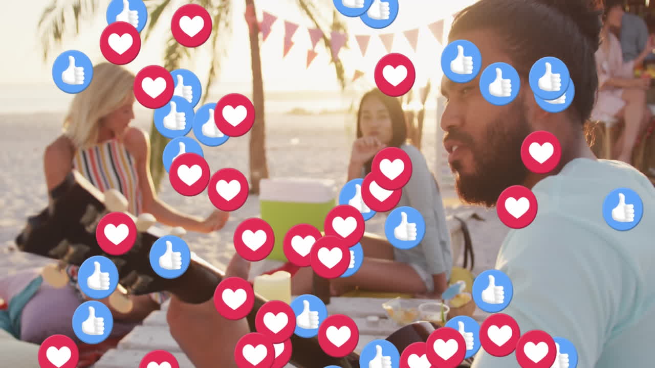 animación de pulgares hacia arriba y iconos en forma de corazón, diversos amigos disfrutando y cantando en la playa