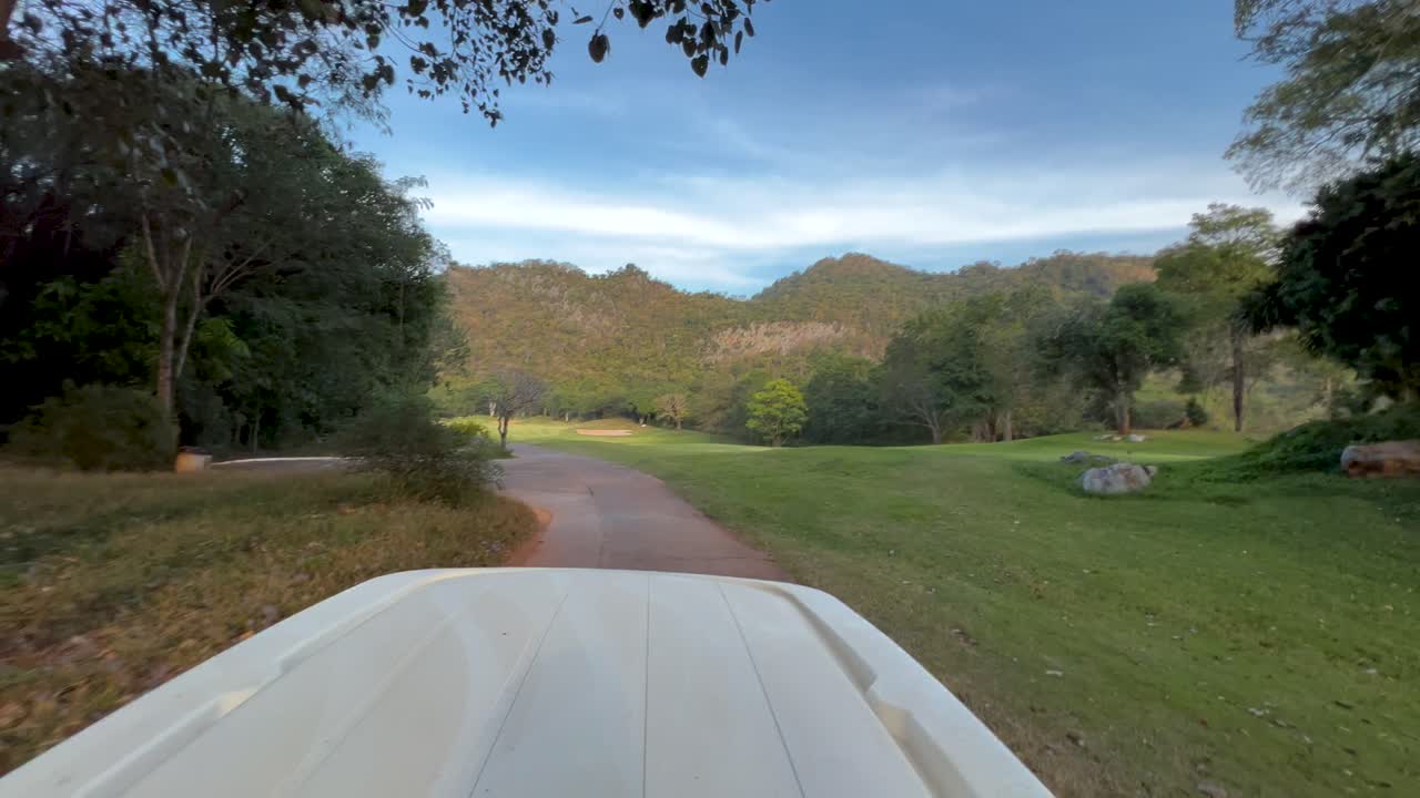 울창하고 경치가 아름다운 풍경을 통해 골프 카트 여행