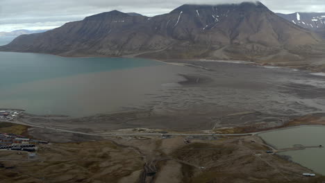 rodaje en órbita - girando a la izquierda - revelando longyearbyen - capital de svalbard