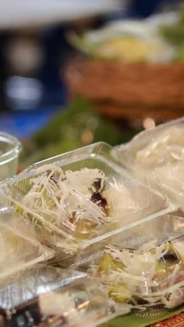 variedad de postres tailandeses en envases de plástico
