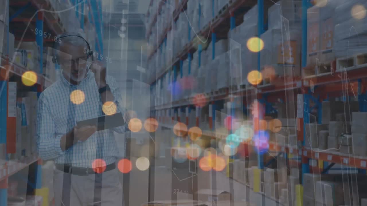 창고 배송 센터에서 태블릿을 가진 사람 위의 데이터 처리 애니메이션