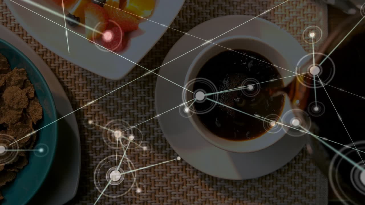 Design plano mostrando café da manhã visto de cima com xícara de café, espetos de frutas e gráficos de rede.