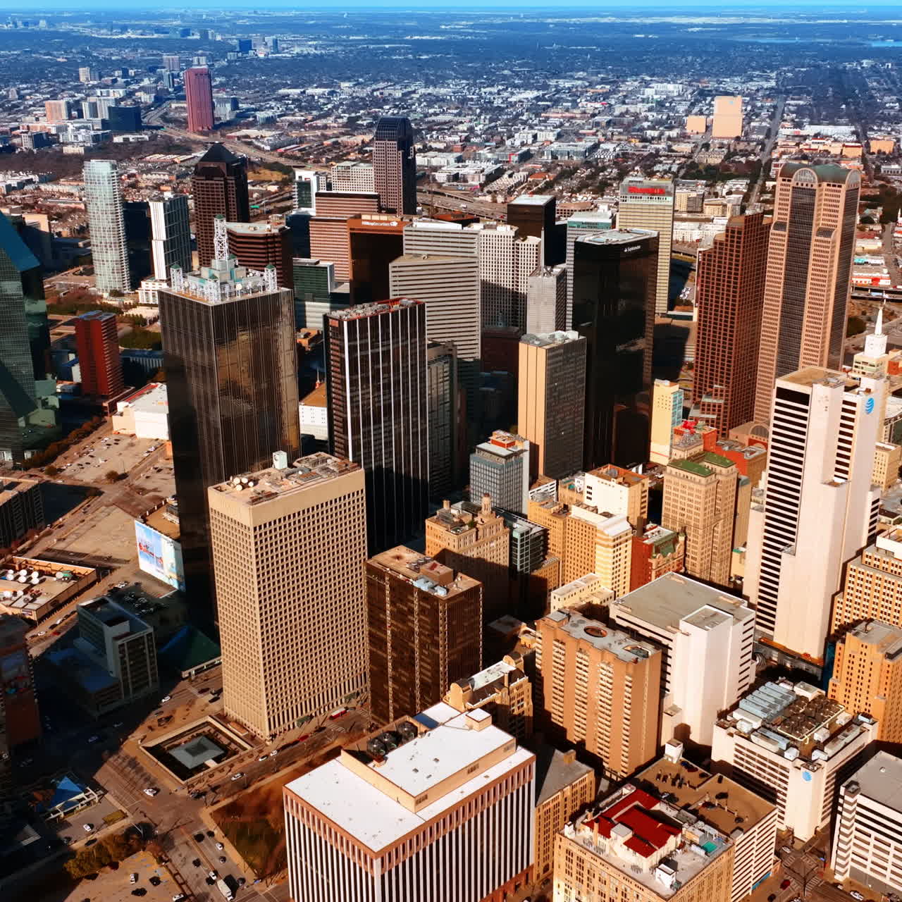 Uma área de belos arranha-céus na parte alta de Dallas, Texas, EUA. Ampla paisagem da cidade vista de cima em um dia ensolarado.