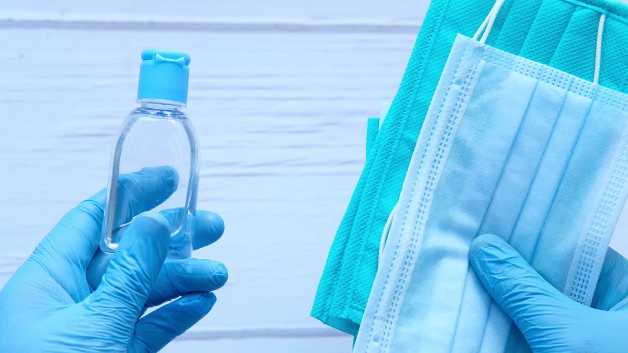 máscaras de protección y desinfectante de manos