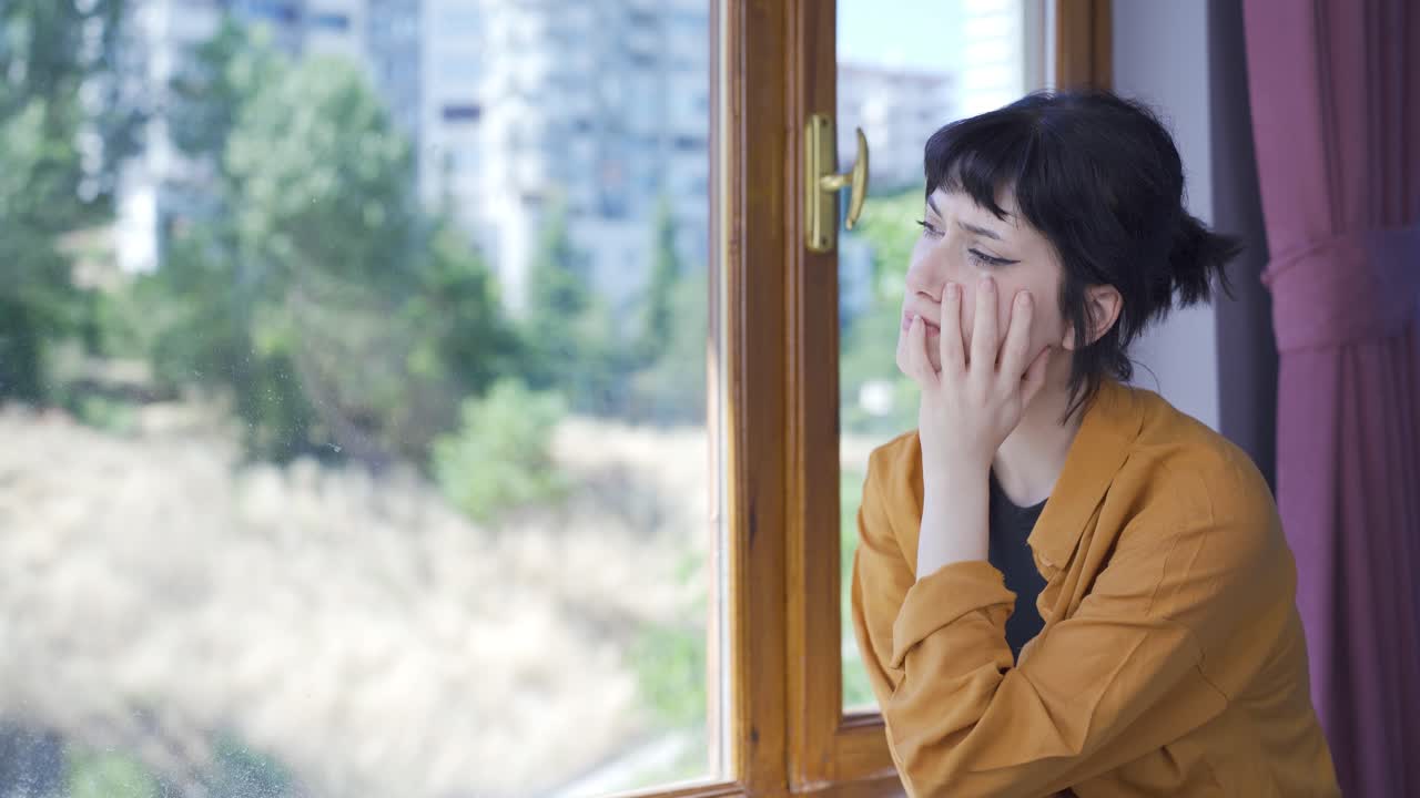 기억이 떠오르는 젊은 여성은 슬프게 됩니다.