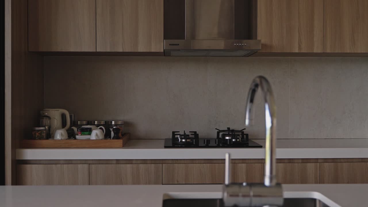 Piano di lavoro della cucina di alta gamma con dettagli in legno
