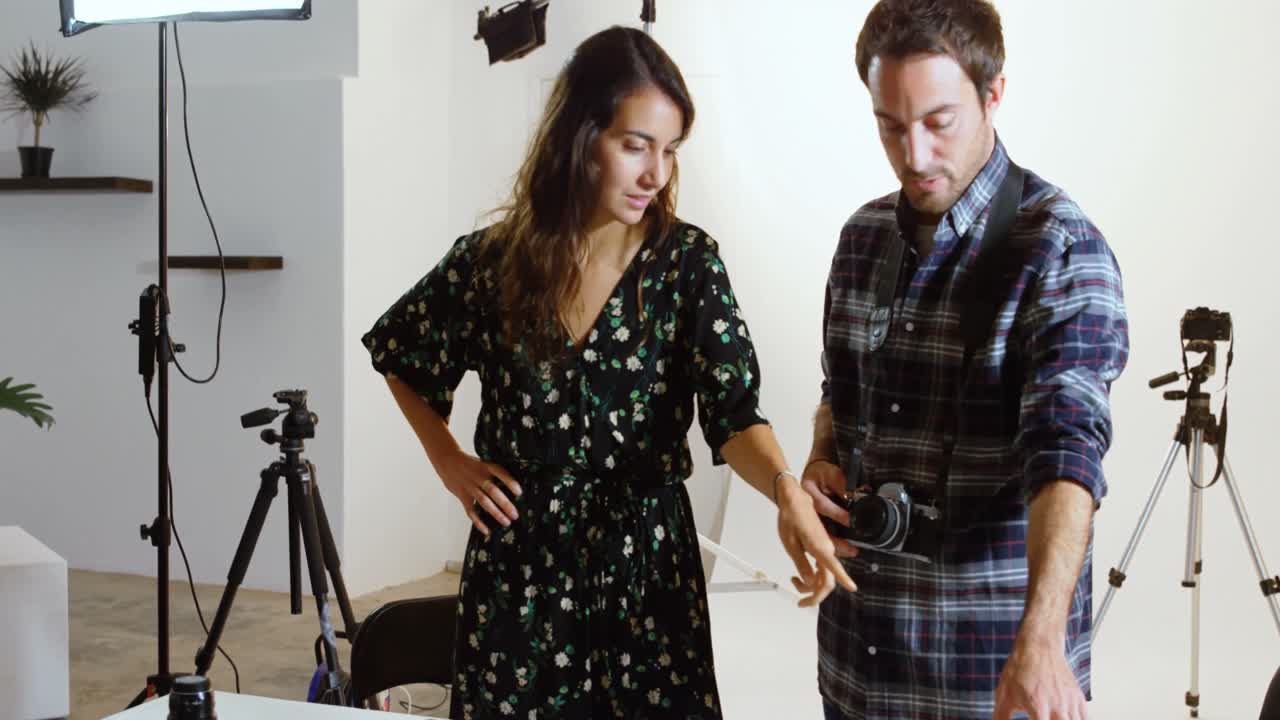 fotógrafos discutiendo sobre fotos en el escritorio 4k