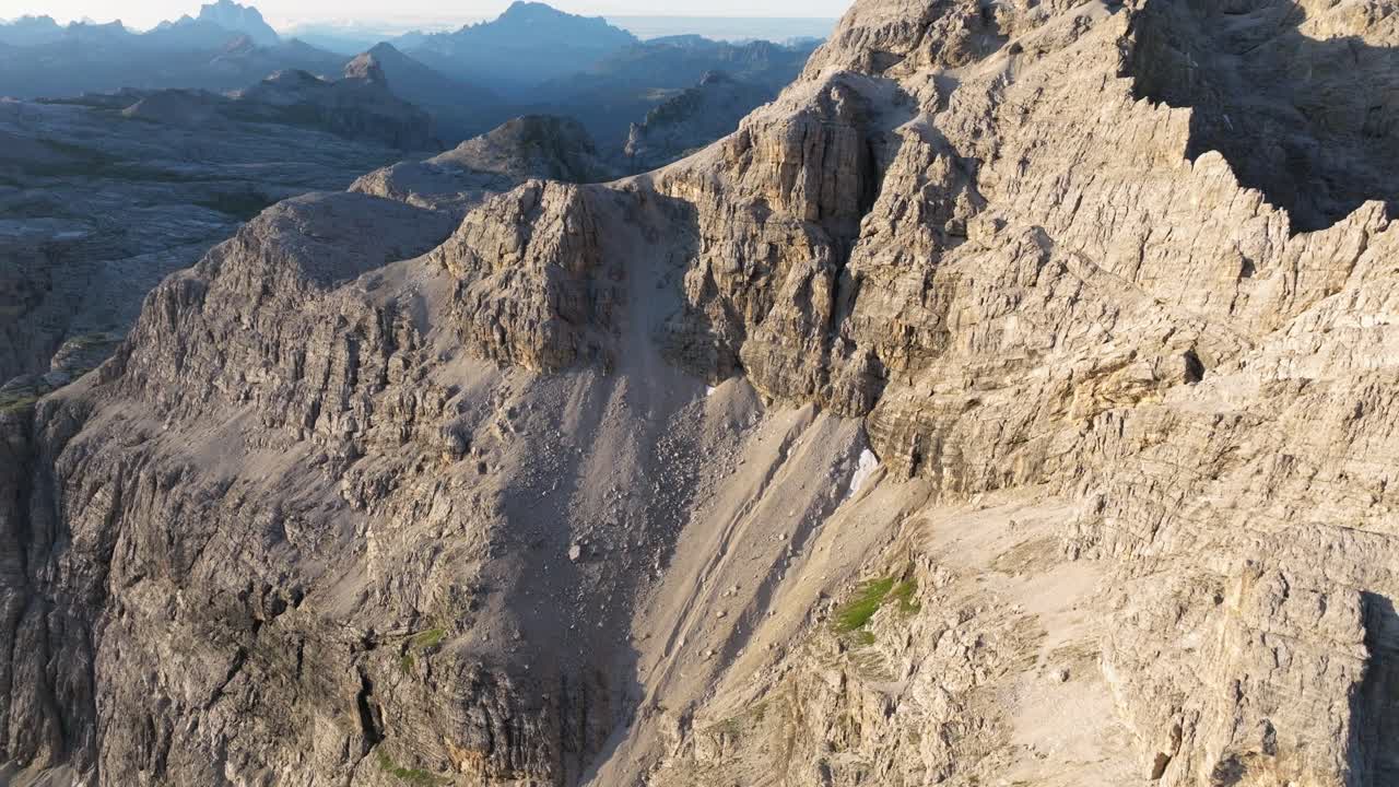 en el corazón de los dolomitas, los picos escarpados de las montañas se alzan altos, sus fachadas rocosas esculpidas por el tiempo
