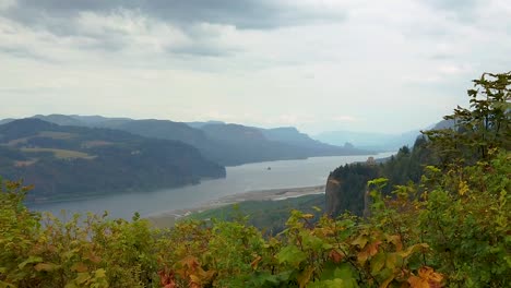 Hd-Boom-Up-Mit-Herbstlich-Gefärbten-Hecken-Im-Vordergrund-Und-Das-Vista-Haus-Auf-Einer-Klippe-In-Der-Ferne-Mit-Blick-Auf-Den-Columbia-River-Bei-Meist-Bewölktem-Himmel