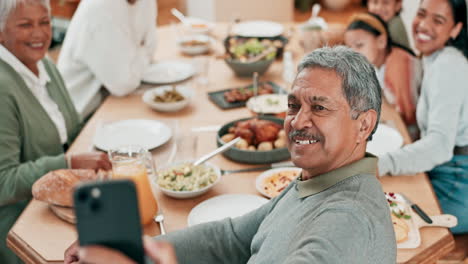 Familie,-Selfie-Und-Großvater-Mit-Essen