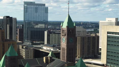 Dramatic-orbiting-close-up-view-of-Minneapolis-City-Hall,-Minnesota