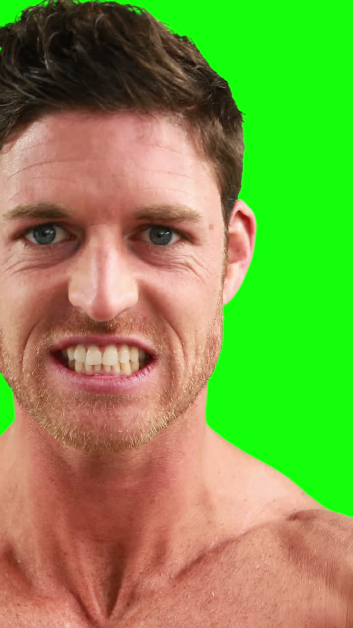 hombre musculoso flexionando sus músculos