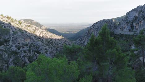 Luftdrohnenaufnahmen-Von-Wunderschönen-Bergen,-Die-über-Eine-Grüne-Landschaft-Fliegen