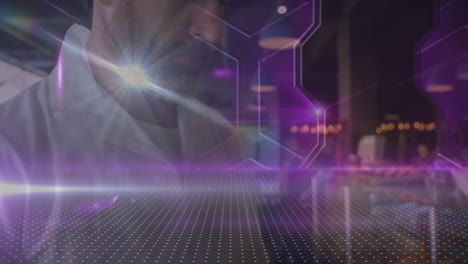 mancha de luz y formas abstractas contra el retrato de un hombre mayor caucásico usando una tableta digital