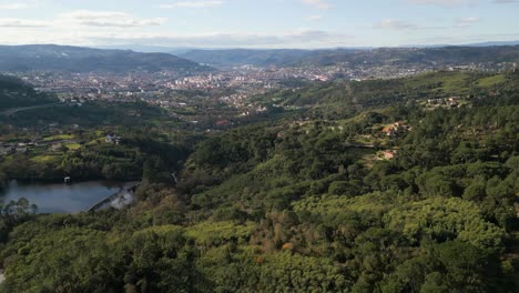 Luftpanorama-Der-Stadtlandschaft-Von-Ourense-Aus-Santomé,-Luftaufnahme-Galizien,-Spanien