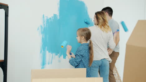 familia pintando una pared juntos