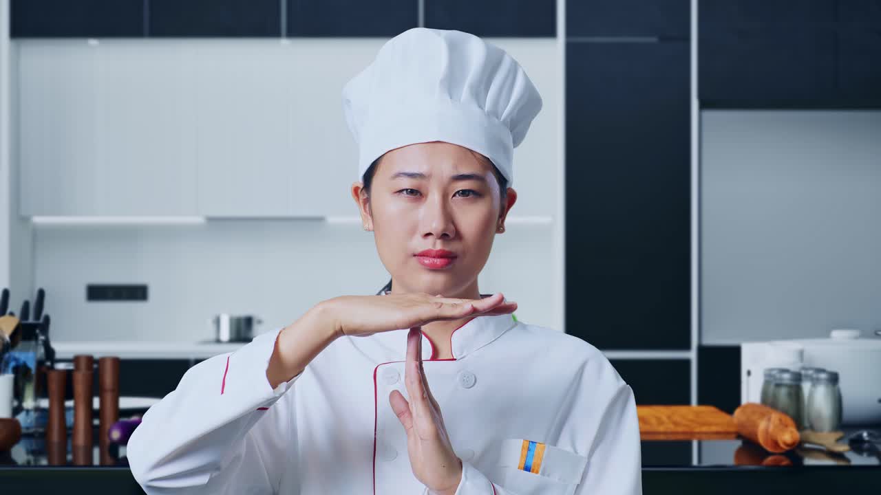 카메라를 바라보는 아시아 여성 요리사와 집 주방에서 손을 움직이는 시간을 보여주는 클로즈업