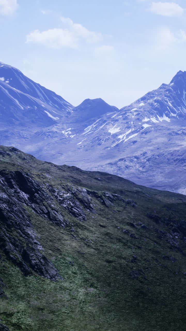 Majestetisk fjellkjede under en klar himmel ved daggry