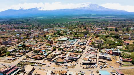 Pueblo-Rural-De-Kenia-Con-El-Kilimanjaro-Al-Fondo