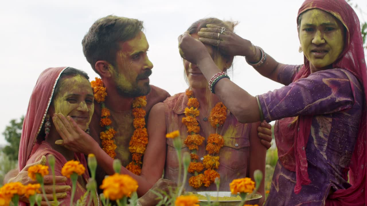 gente multiétnica celebrando el festival de los colores holi en la india