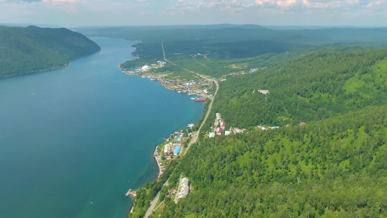 vista aérea de una ciudad a orillas de un lago