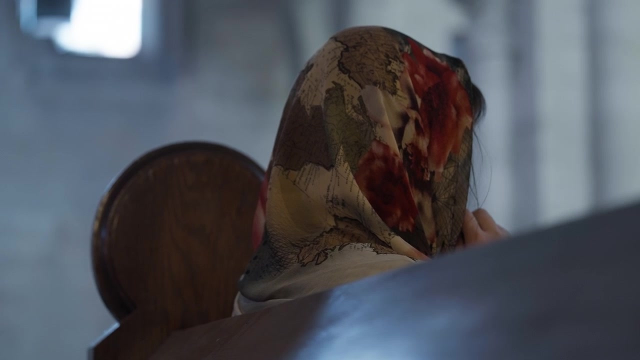 Kilise Bankında Başörtülü Kadın