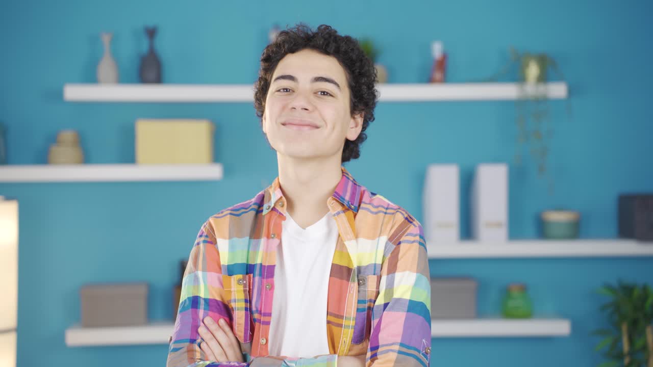 el chico feliz hace un guiño.