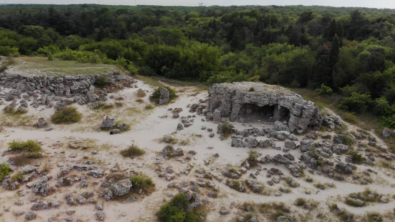 toma panorámica aérea rápida alrededor de ruinas antiguas, bulgaria