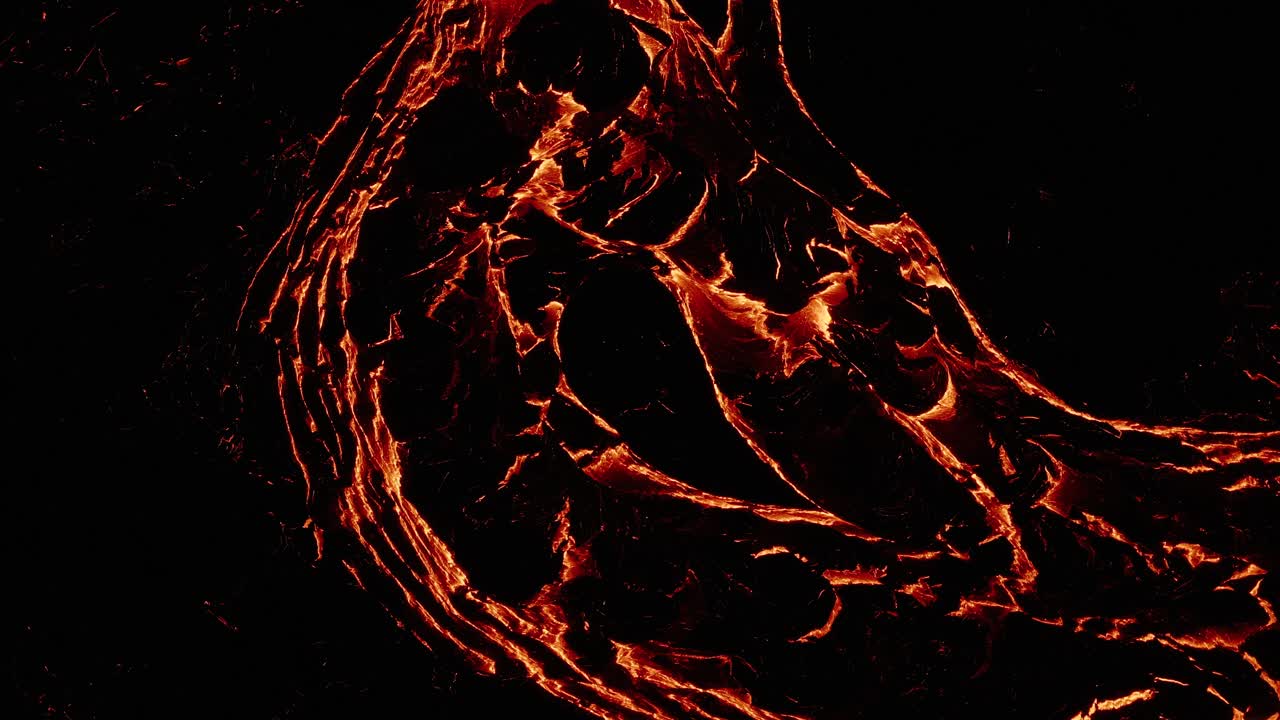 Fiume di lava fusa di notte con superficie nera che si solidifica in Islanda