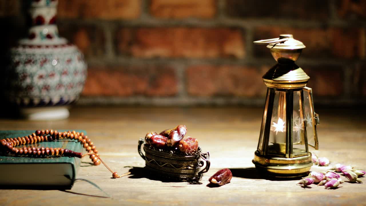 fruta de palma y vela ramadán kareem