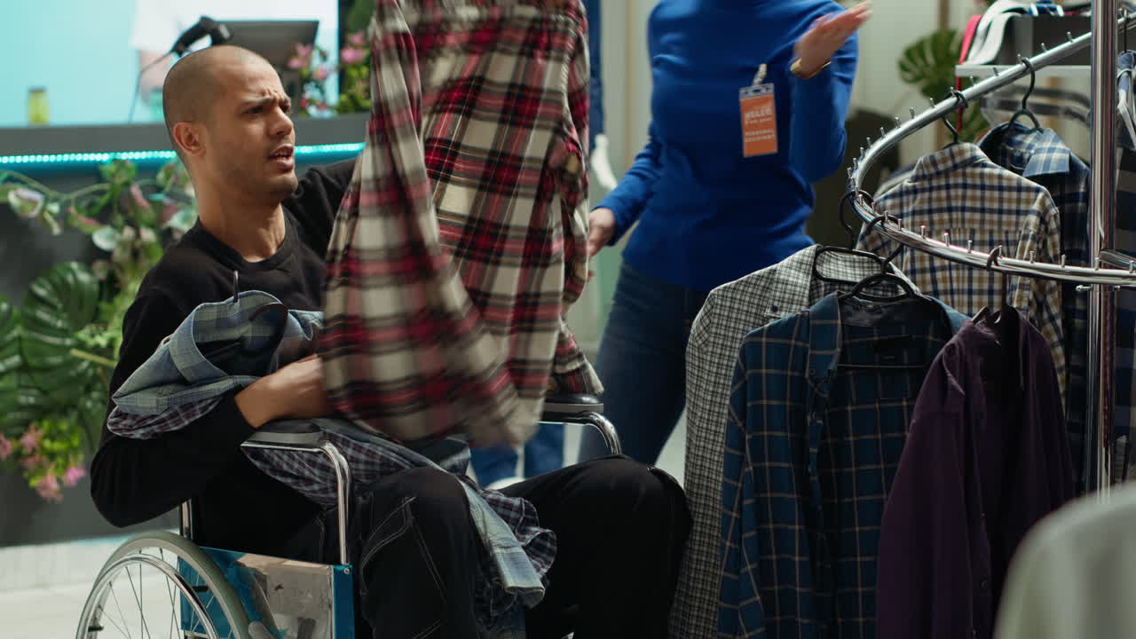 체어에 앉아 옷을 구입하는 사람