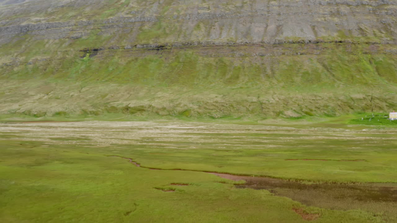 hornvik bay의 유역 바로 위의 느린 팬은 외로운 노란색 오두막을 보여줍니다.
