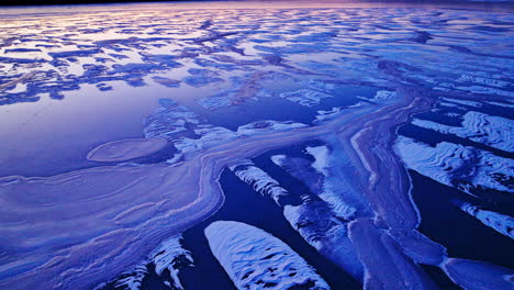 hielo colorido en la parte superior del río en un frío día de invierno