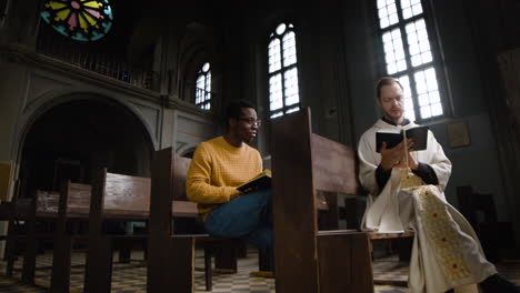 gente dentro de una iglesia