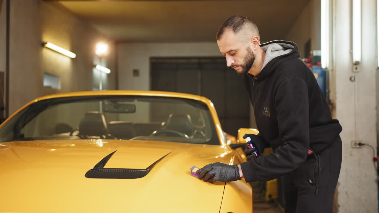 차고에서 자동차 세부 사항