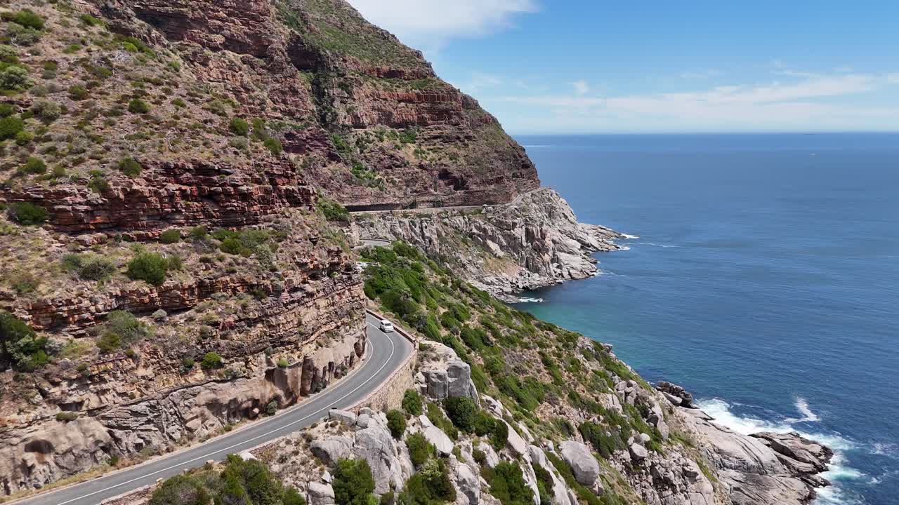 drone aéreo a lo largo de la famosa chapman's peak drive cerca de ciudad del cabo, sudáfrica