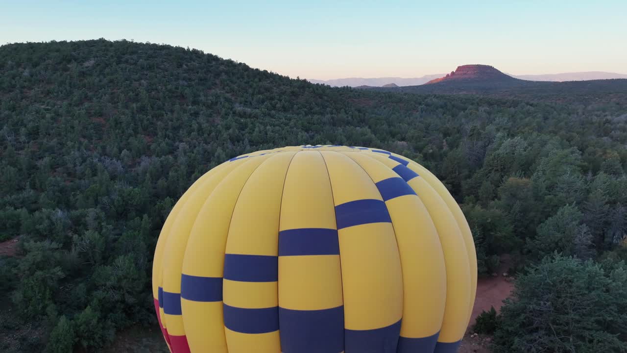 Mongolfiera che si prepara al volo a Sedona, Arizona - ripresa con drone