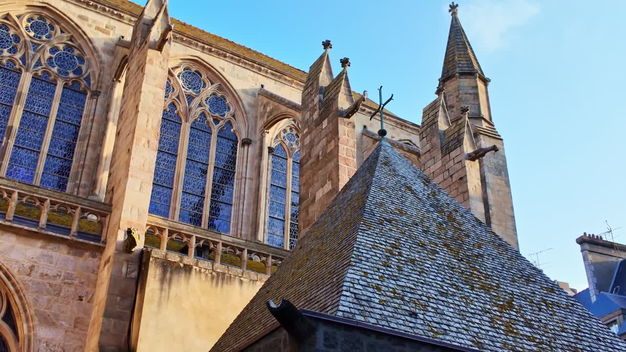 Arquitetura gótica da Catedral de Saint-Vincent, mostrando vitrais e telhado em Saint-Malo, França.