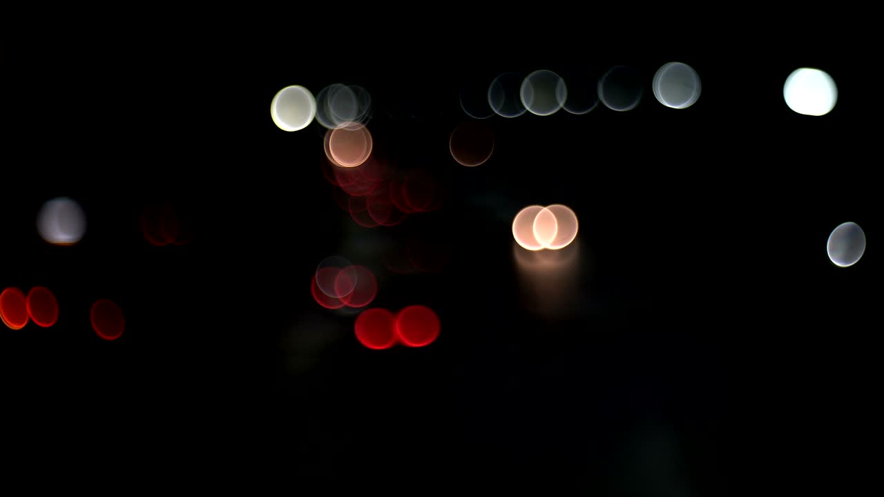 밤에 방 거리에서 교통을 운전하는 불분명하고 흐릿한 자동차, 높은 소음과 아름다운 보케.